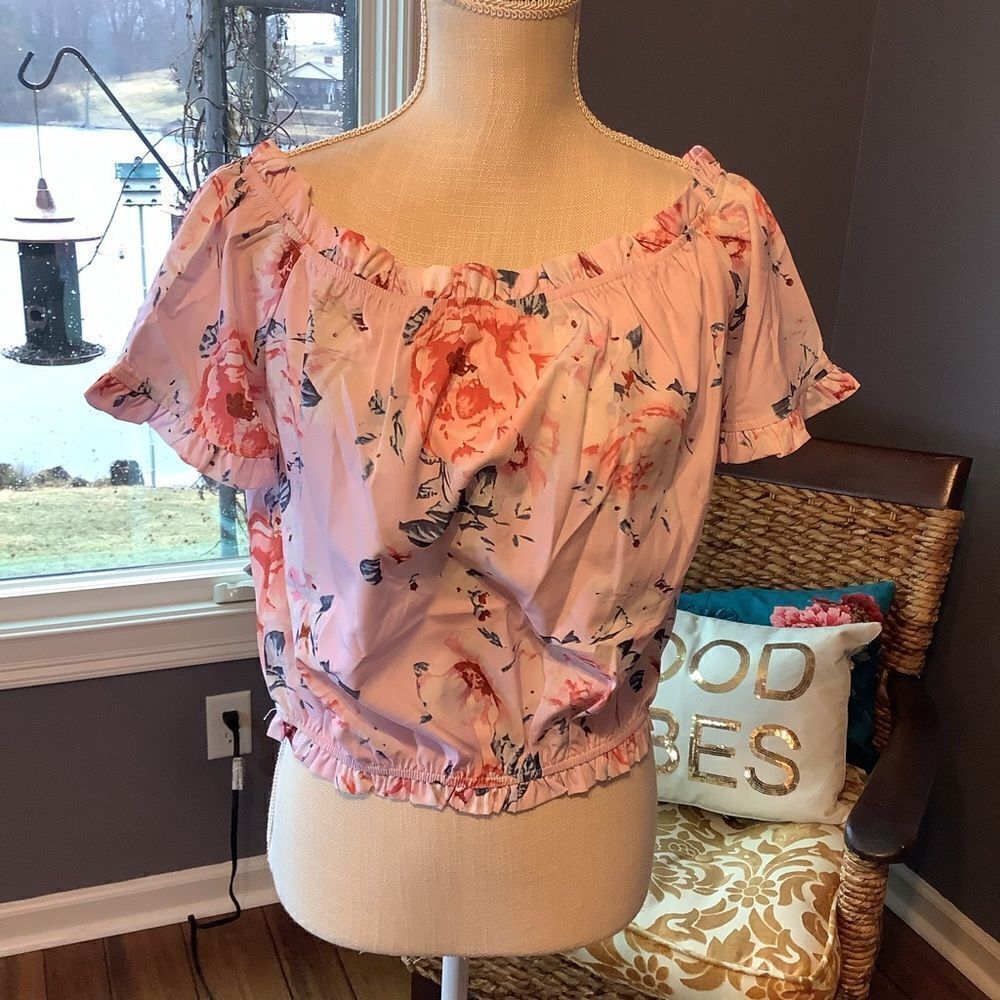 ‎NWT ❤️ ROMWE Pink Floral Top